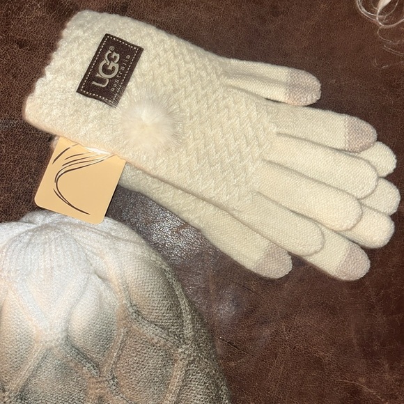 Cable Knit Green Color Fade to Cream Beanie & Touch Screen Glove Set by UGGs Aus - Picture 3 of 4